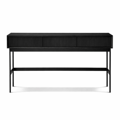 Laura, Desk