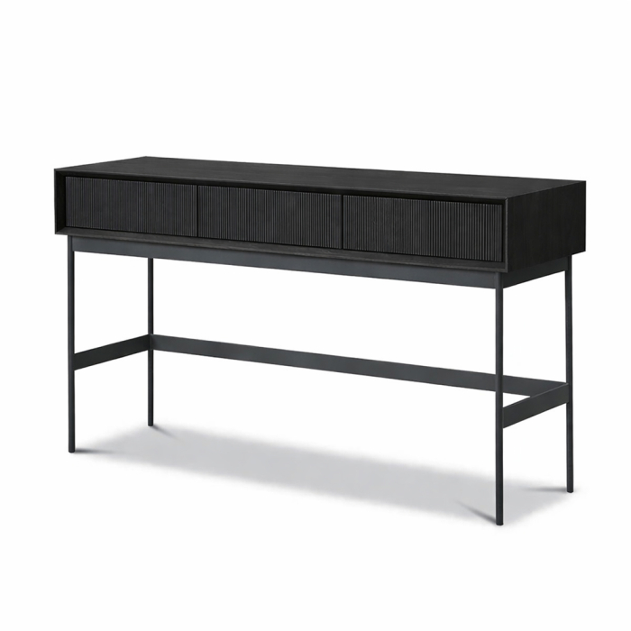 Laura, Desk